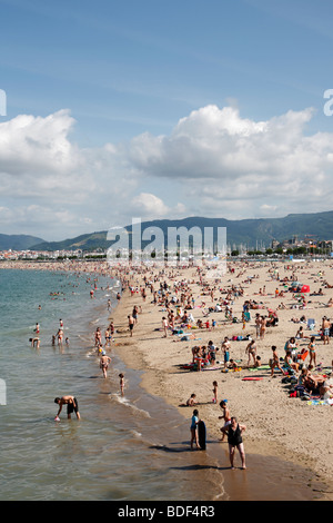 Einen überfüllten Strand von Hondarribia in Nordspanien Stockfoto