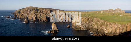 Panorama f Crofts und West Klippen von Fair-Isle, Shetland, UK Stockfoto