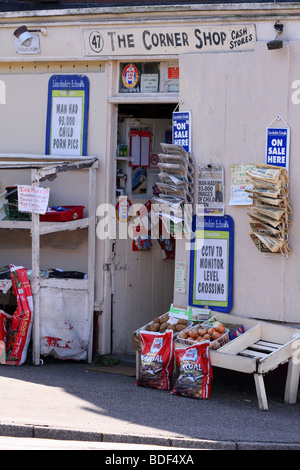 Corner Shop, Hinterstraßen, Ronnie Barker, 24-Stunden-Geschäft, Lebensmittelgeschäft, Durchgehend geöffnet, alte Schule, traditionell, Grundausstattung, Obst, Kartoffeln, Klatsch Stockfoto