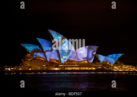 Australien, Sydney, die Segel der Sydney Opera beleuchtet in der leuchtenden lightshow Stockfoto