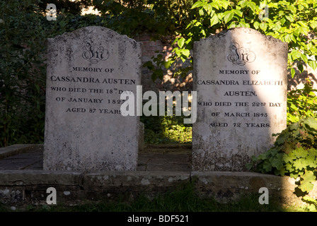 Grabsteine in St. Nicholas Church Friedhof des 19. Jahrhundert Novelist Austen es Mutter und Schwester, Chawton, Hampshire, UK. Stockfoto