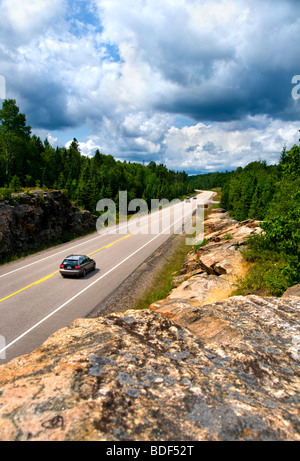 Autos fahren auf der Autobahn 60 im Algonquin Provincial Park, Ontario, Canada Stockfoto