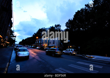 Eine Straße in der kleinen Stadt Amerika in der Nacht Stockfoto