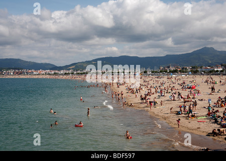 Einen überfüllten Strand von Hondarribia in Nordspanien Stockfoto