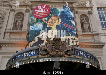 Große bunte Plakate Werbung "The 39 Steps" komödiantischen spielen auf Vorderseite des The Criterion Theatre, Piccadilly Circus, London Stockfoto