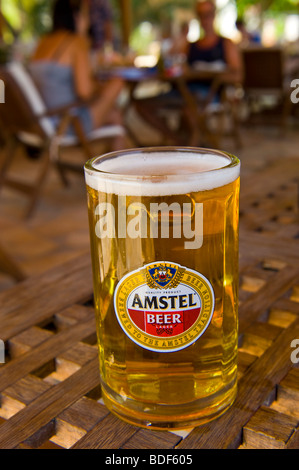 Glas der Amstel Bier am Tisch in Taverne in Katelios auf der griechischen Insel Kefalonia Griechenland GR Stockfoto