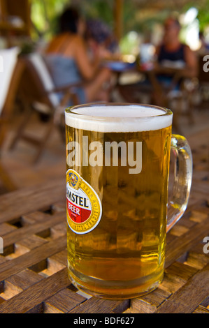 Glas der Amstel Bier am Tisch in Taverne in Katelios auf der griechischen Insel Kefalonia Griechenland GR Stockfoto