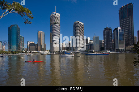 Australien, Queensland, Brisbane, Blick auf die Skyline der Stadt über Brisbane River Stockfoto