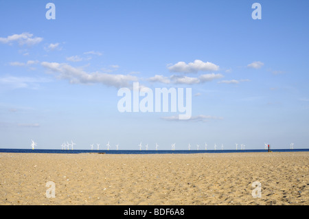 Blick auf Nordsee-Offshore-Windparks aus der sandigen Strand von Caister-on-Sea, Norfolk, Großbritannien. Stockfoto