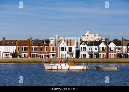 Boot, Segeln von Barnes, SW13, London, Vereinigtes Königreich Stockfoto