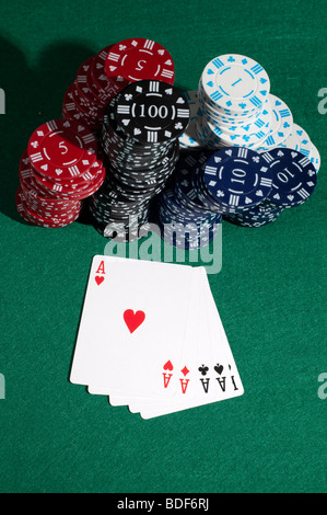 Pokerblatt mit Stapel Chips zu gewinnen Stockfoto