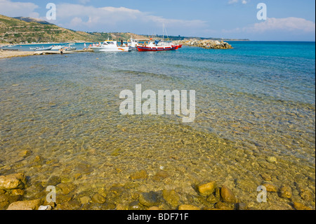 Blick über Kiesstrand an kleinen Fischen Shelter mit lokalen Booten in Katelios auf der griechischen Insel Kefalonia Griechenland GR Stockfoto