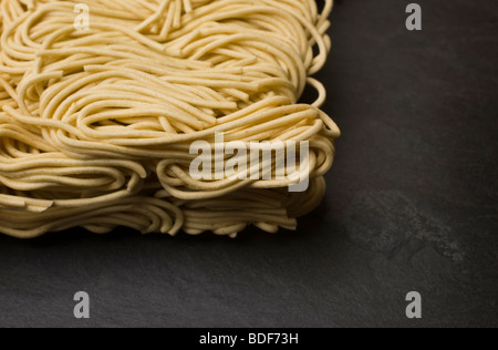 Eiernudeln auf Schiefer Arbeitsplatte Stockfoto