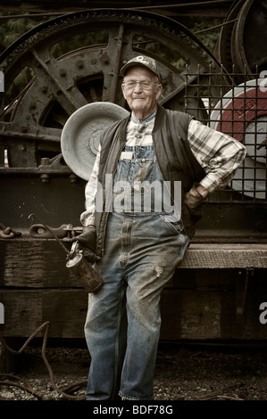 Bob Sorenson ist eine 93-jährige Gentleman, der ein Leben lang Interesse an Dampf angetriebene Geräte und Maschinen gehabt hat. Stockfoto