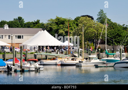 Outdoor-Sommerfest im Cape Cod Maritime Museum auf Hyannis Harbor Stockfoto