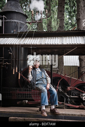 Bob Sorenson ist eine 93-jährige Gentleman, der ein Leben lang Interesse an Dampf angetriebene Geräte und Maschinen gehabt hat. Stockfoto
