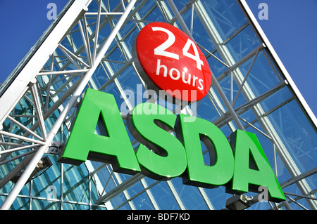 ASDA-Schild, Asda 24-Stunden-Supermarkt, Lower Earley District Centre, Earley, Reading, Berkshire, England, Vereinigtes Königreich Stockfoto