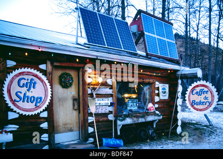 Solar Power Panels Service Tankstelle und Coffee Shop am Tetsa Fluss entlang Alaska Highway Norden von British Columbia Kanada Stockfoto