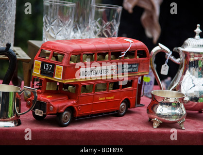 Modell mit einem roten Londoner Routemaster Bus und ein Silber Kaffee Kanne und Zucker Schüssel für den Verkauf auf einen Stand auf der Portobello Road Market Stockfoto