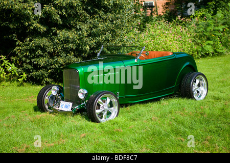 1932 ford Hallo junge Roadster auf Rasen Stockfoto