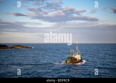 Fischtrawler Ardglass Hafen in der Abenddämmerung verlassen Stockfoto