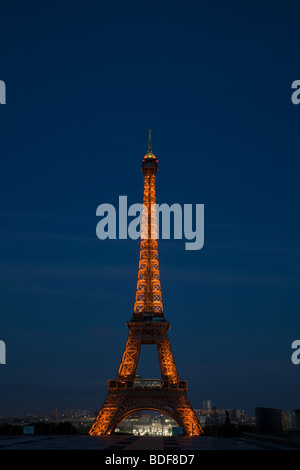 Eiffelturm bei Nacht, beleuchtet mit orange leuchtende Lichter, Lichter der Stadt unten, Dämmerung Himmel Hintergrund, von Trocadero Paris am 14. Juli 2009 Stockfoto