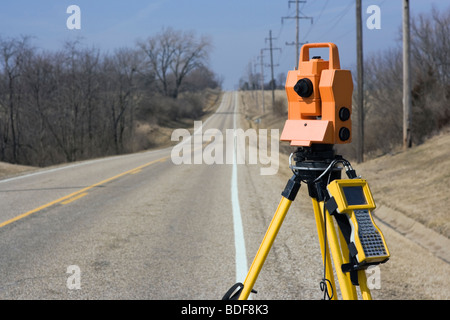 Theodolit am Rande der Straße Stockfoto