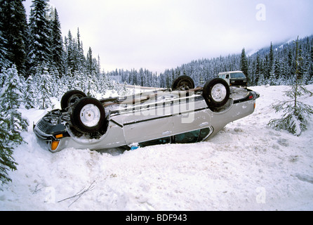 Umgeworfen Upside-Down Auto im Schnee Graben nach Autobahn Verkehrsunfall im Winter in British Columbia Kanada Stockfoto