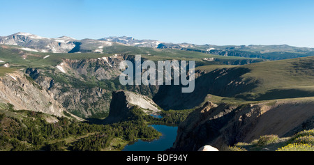 Panoramablick auf einem Alpensee entlang des Beartooth Highway. Stockfoto