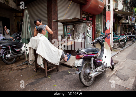 Barber eine Straße in der Altstadt, Hanoi, Vietnam Stockfoto