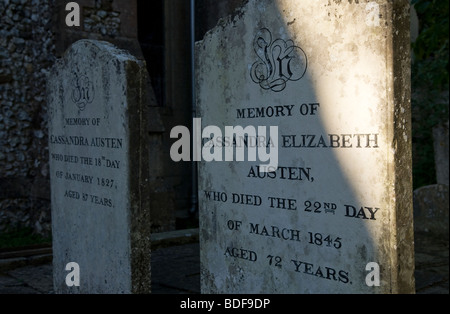 Kopf mit Steinen im St.-Nikolaus-Kirche Friedhof Austens Mutter und Schwester im Dorf Chawton, in der Nähe von Alton, Hampshire, UK. Stockfoto