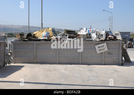 Ein Abschnitt in eine bürgerliche Annehmlichkeit Website wo Metallschrott Quelle getrennt und für das recycling entsorgt. Abfallhierarchie. Stockfoto