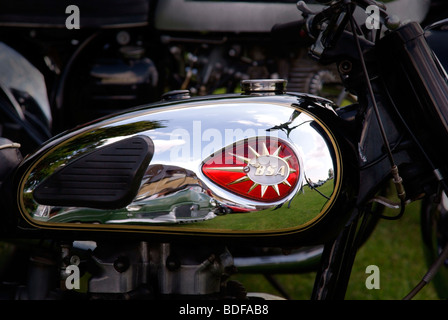 Ford Oldtimer spiegelt sich in den Tank der BSA Motorrad Stockfoto