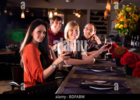 Junge Erwachsene Freunde hanging out in restaurant Stockfoto