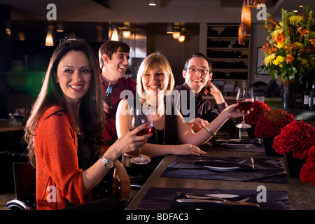 Junge Erwachsene Freunde hanging out in restaurant Stockfoto