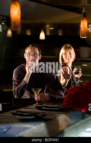 Junges Paar mit Getränken im restaurant Stockfoto