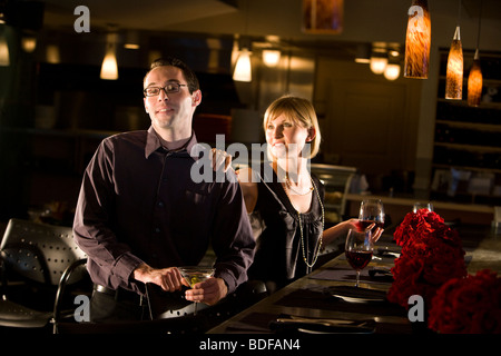 Junges Paar mit Getränken im restaurant Stockfoto