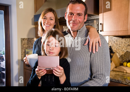 Liebevolle Familie, die Zeit miteinander zu verbringen, in Küche Stockfoto