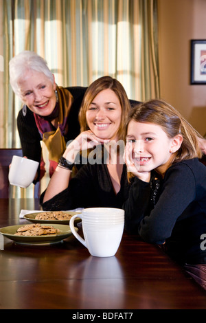 Mehr-Generationen-Familie im Speisesaal mit snack Stockfoto