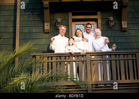 Glücklich-Generationen Familie stehen auf Balkon Stockfoto
