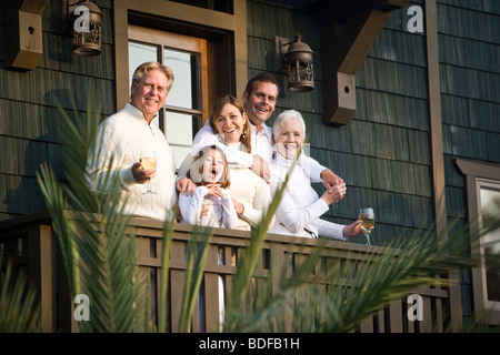 Glücklich-Generationen Familie stehen auf Balkon Stockfoto