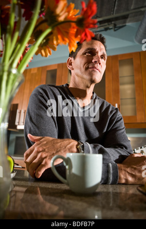 Porträt des mittleren Erwachsenenalter Menschen in modernen Innenstadt Loft Küche Stockfoto