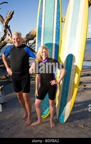 Paar mittleren Alters Surfer am Strand mit Surfbrettern Stockfoto