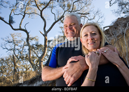 Liebevolle Paar mittleren Alters im freien Stockfoto