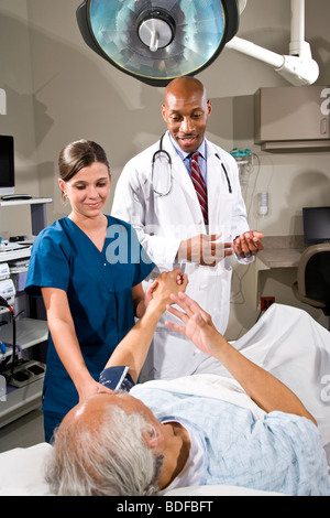 Arzt und Krankenschwester mit Patienten Stockfoto