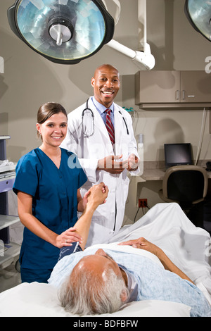 Arzt und Krankenschwester mit Patienten Stockfoto