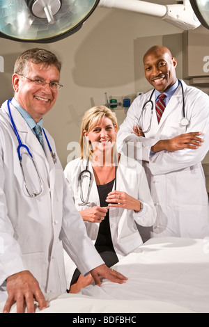 Porträt von Ärzten im Krankenhauszimmer mit OP-Leuchten Stockfoto