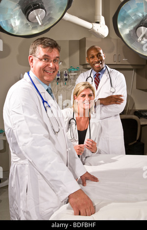 Porträt von Ärzten im Krankenhauszimmer mit OP-Leuchten Stockfoto