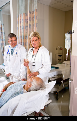 Ärzte im Krankenhaus Aufwachraum mit Patienten Stockfoto