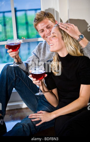 Junges Paar zusammen Wein trinken Stockfoto